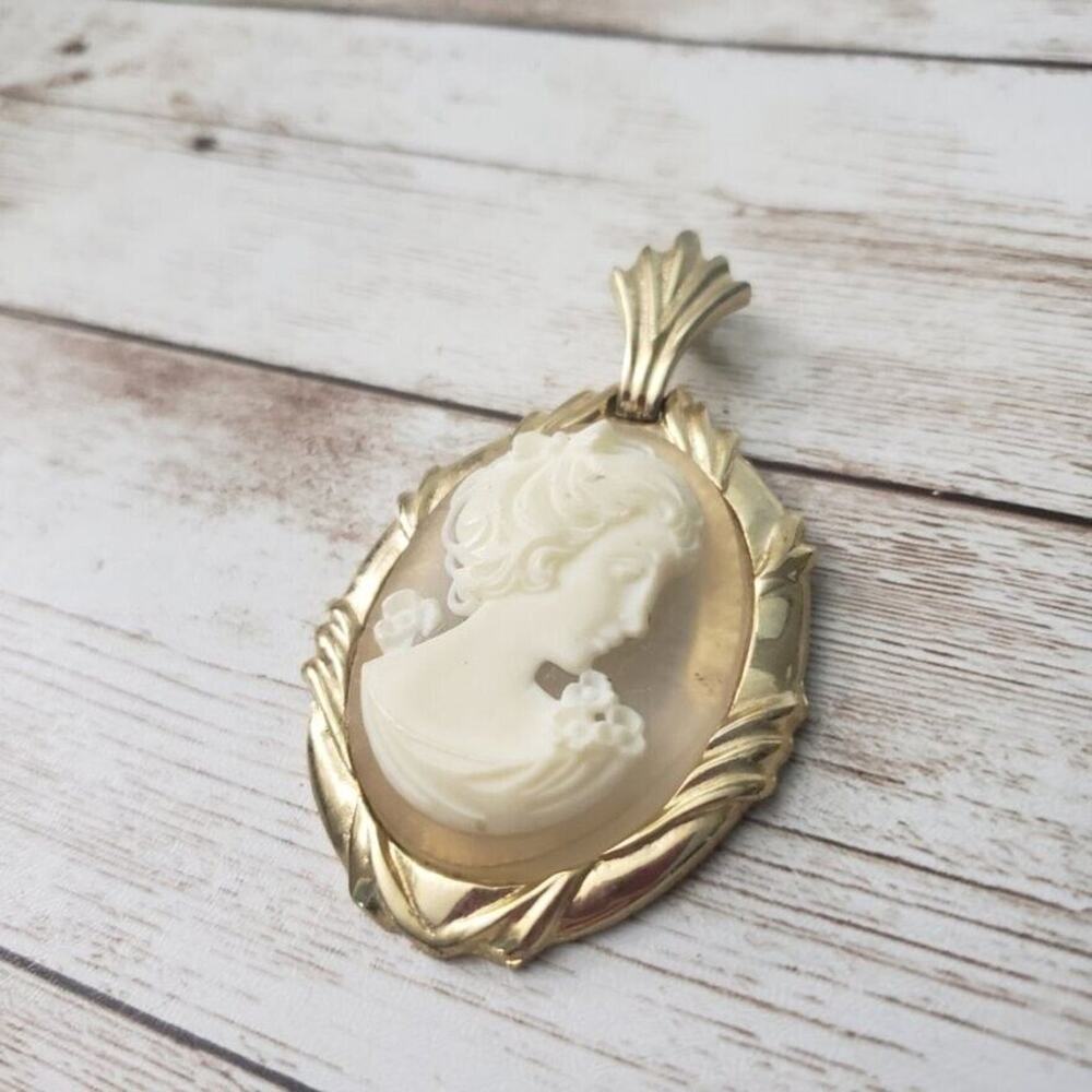 Vintage Pendant - Large Cameo Style Gold Tone with Cream (No Chain Included) - Picture 2 of 5